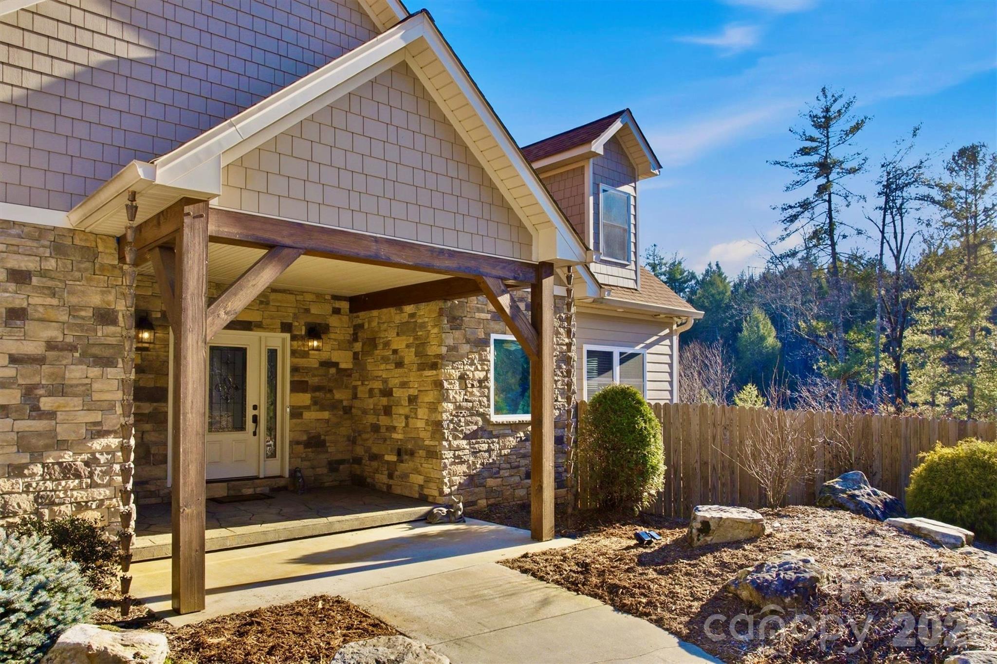 1510 Royal Lane — Lenoir