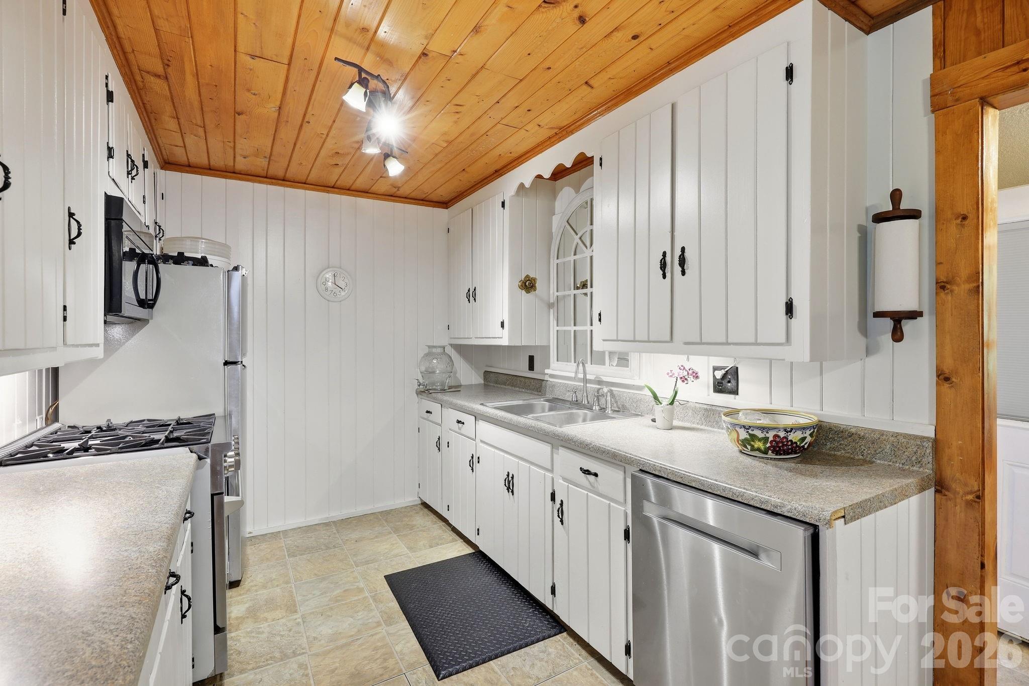 313 Walker Road — Waynesville