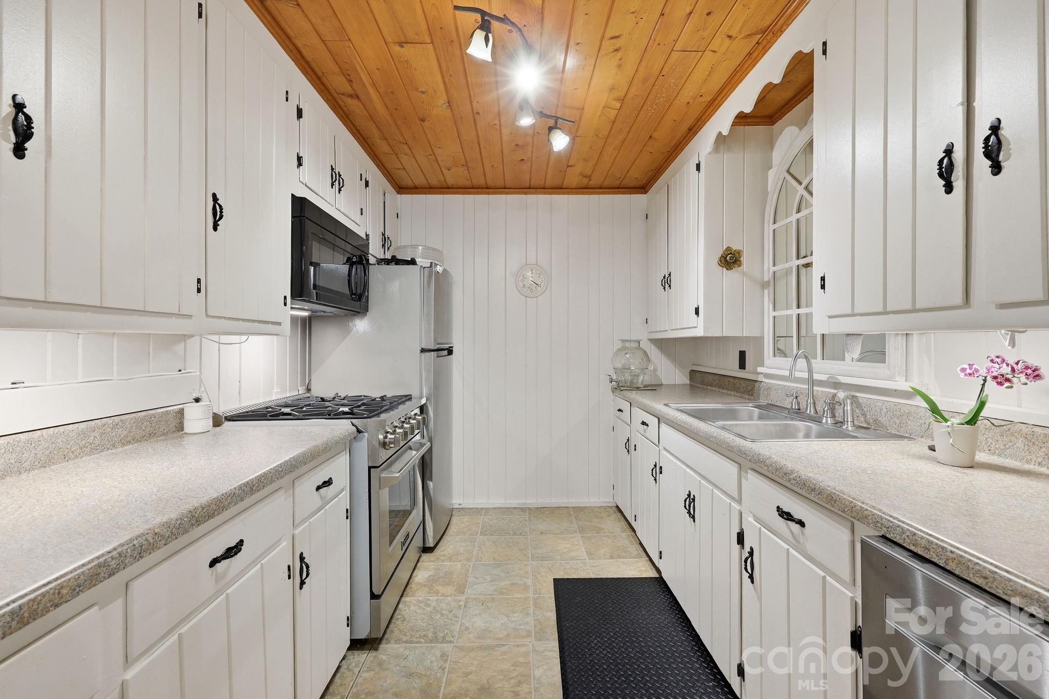 313 Walker Road — Waynesville