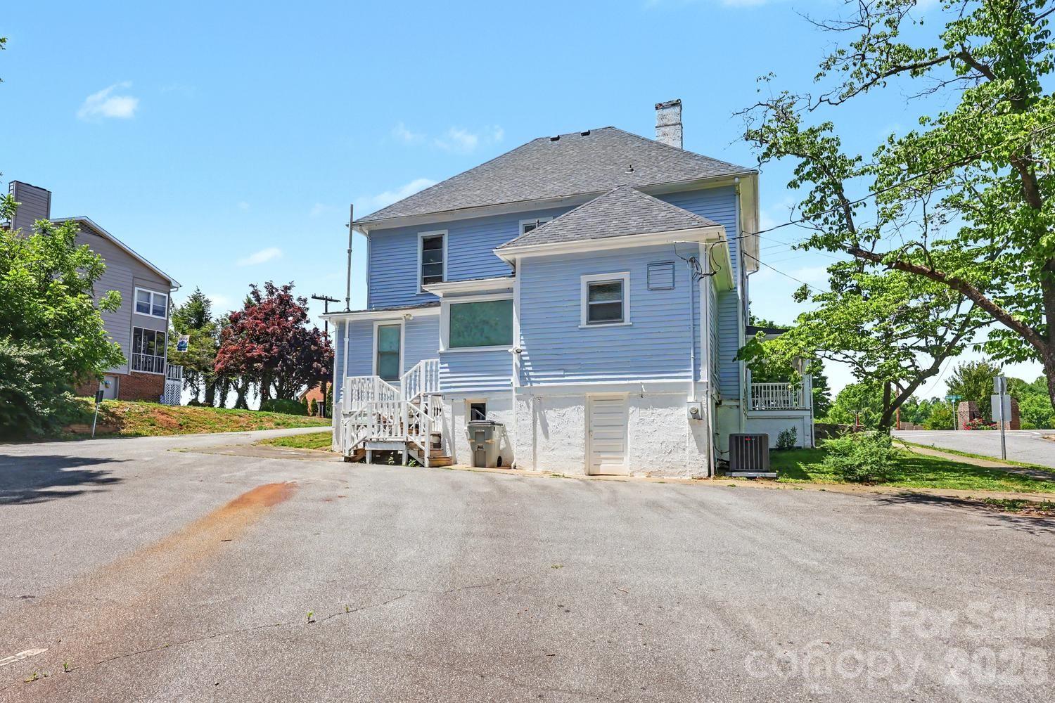 601 College Avenue SW — Lenoir