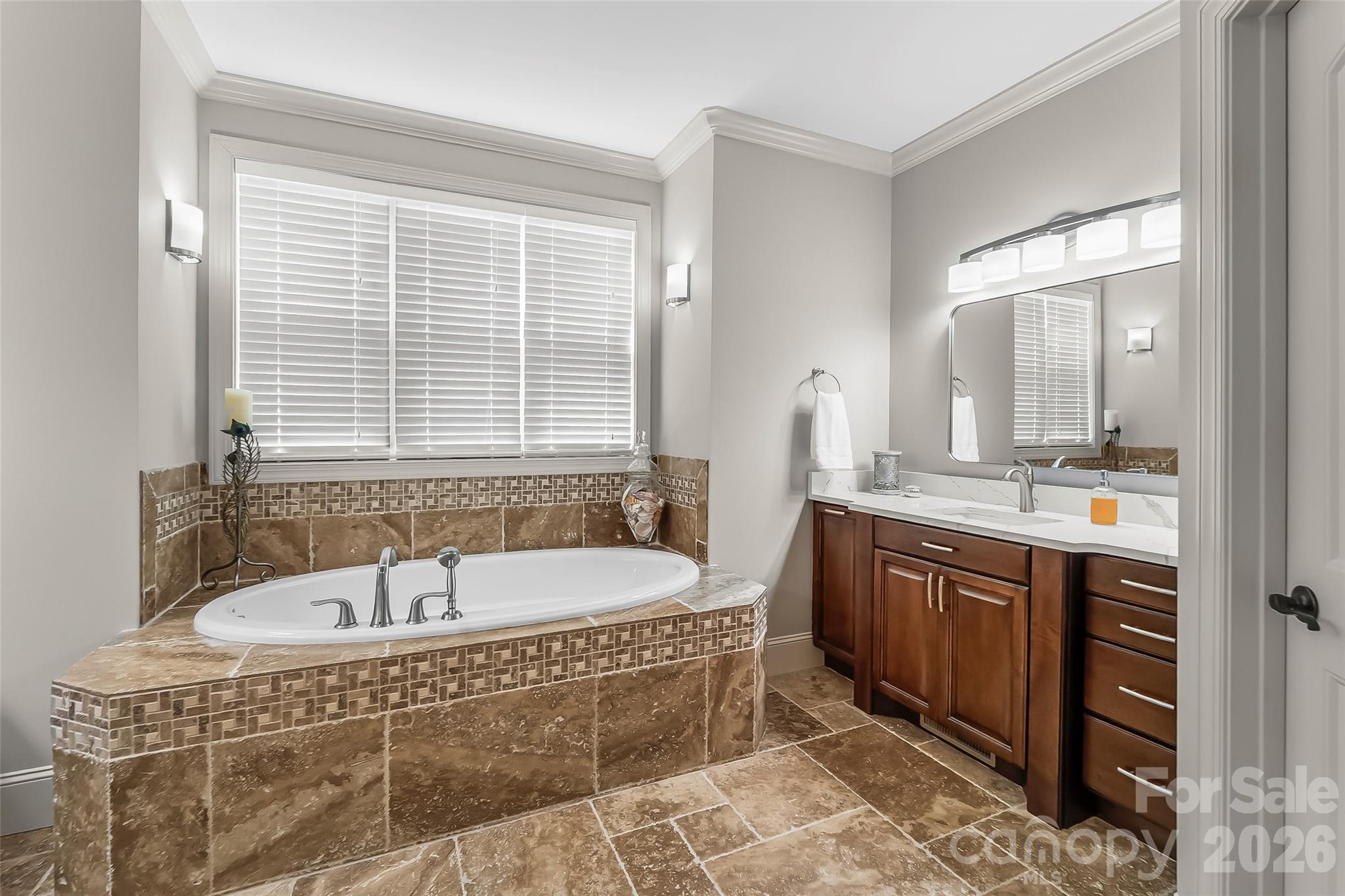 5895 Bakers Point — Hickory
