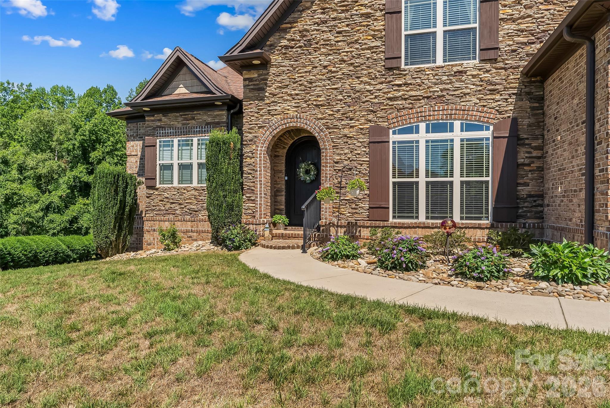 5895 Bakers Point — Hickory