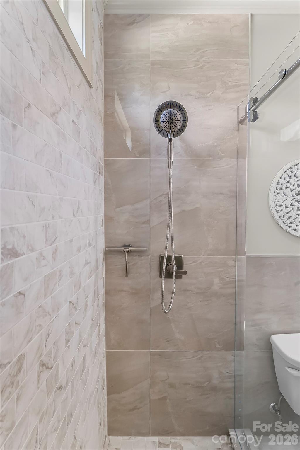 5895 Bakers Point — Hickory