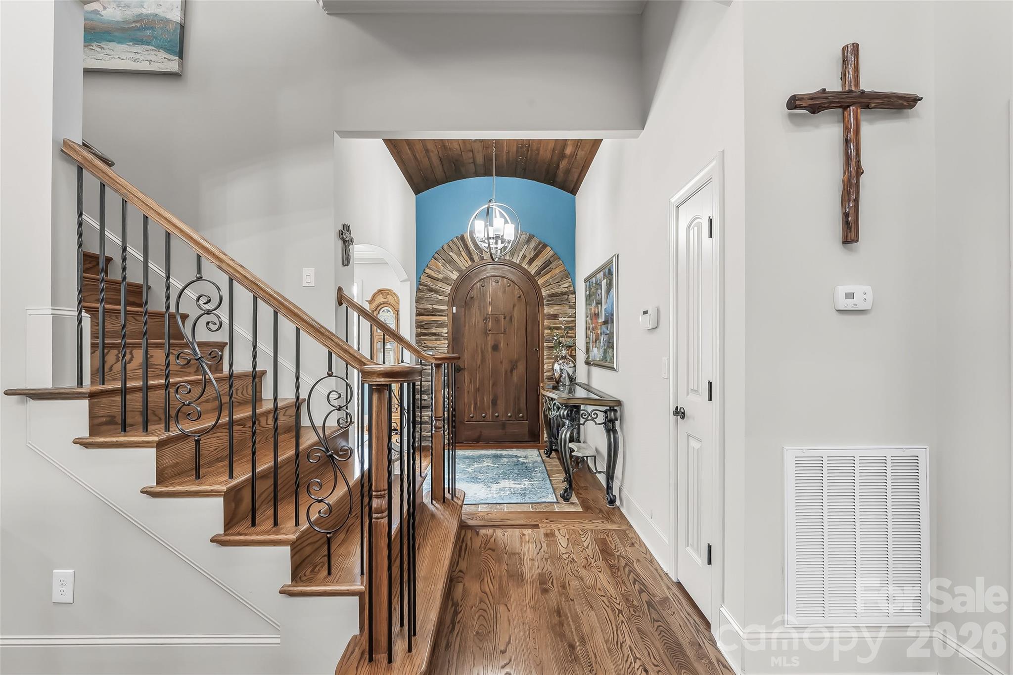 5895 Bakers Point — Hickory