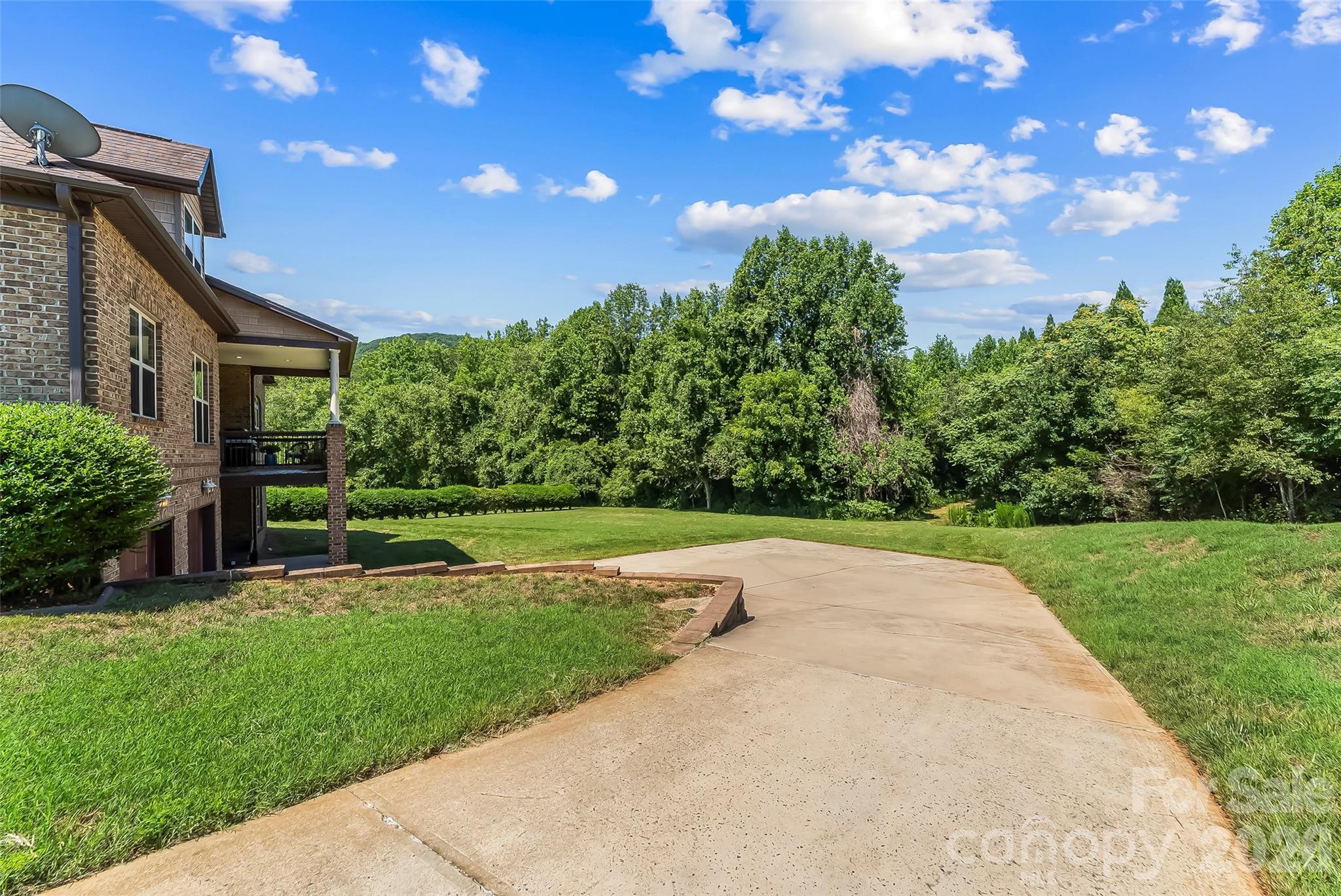 5895 Bakers Point — Hickory