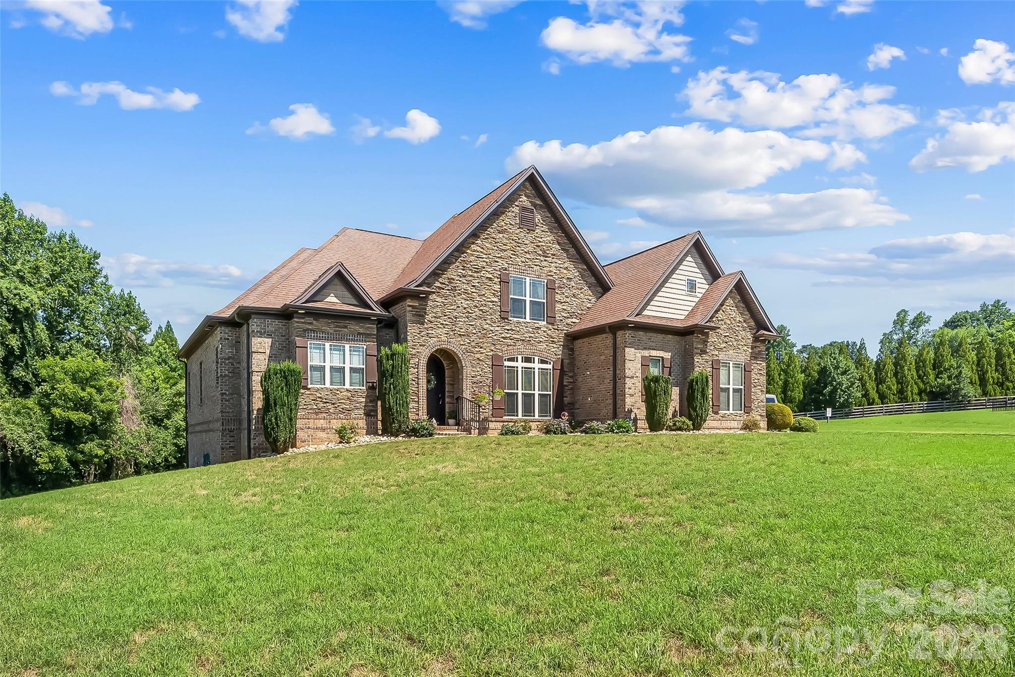 5895 Bakers Point — Hickory