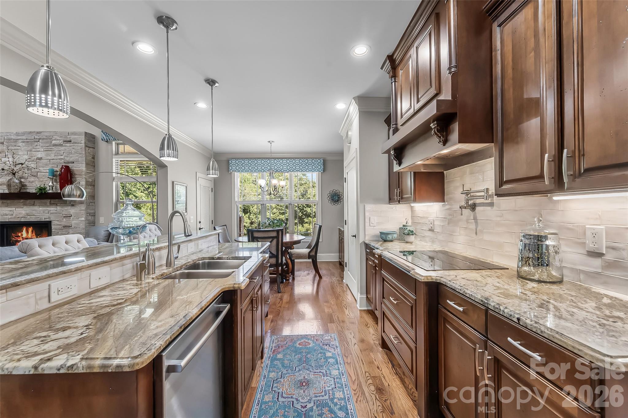 5895 Bakers Point — Hickory