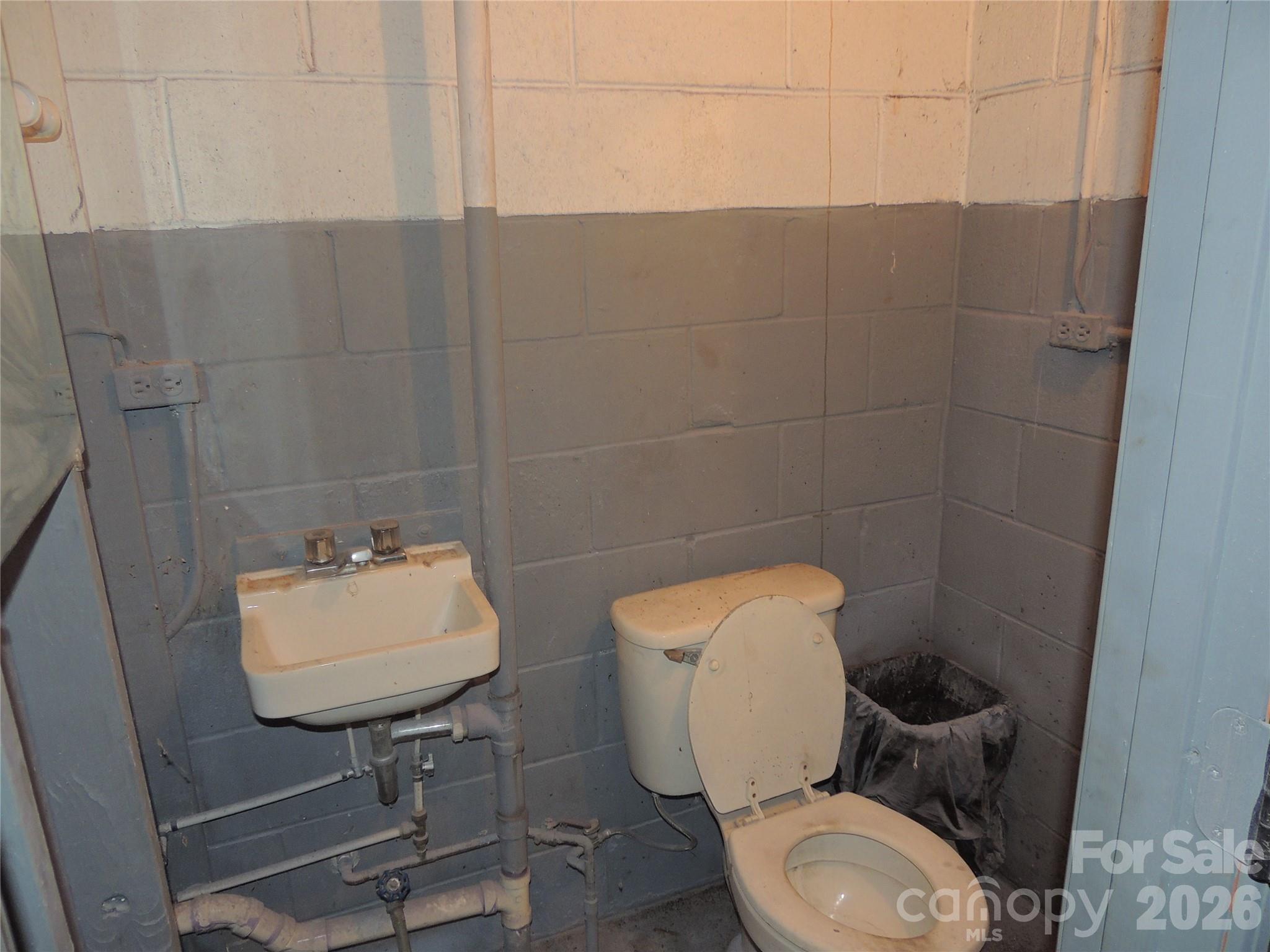 632 Rock Corner Road — Forest City