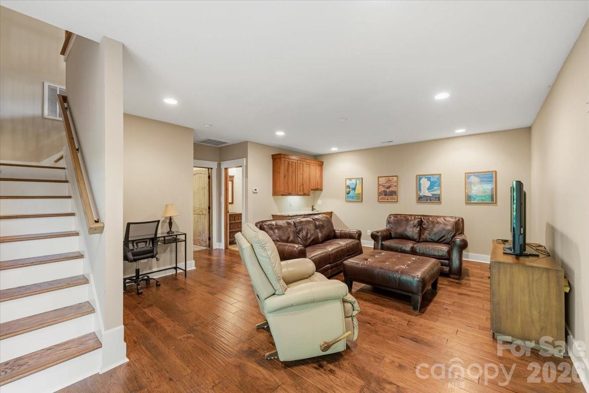 5021 Little Acre Road — Nebo