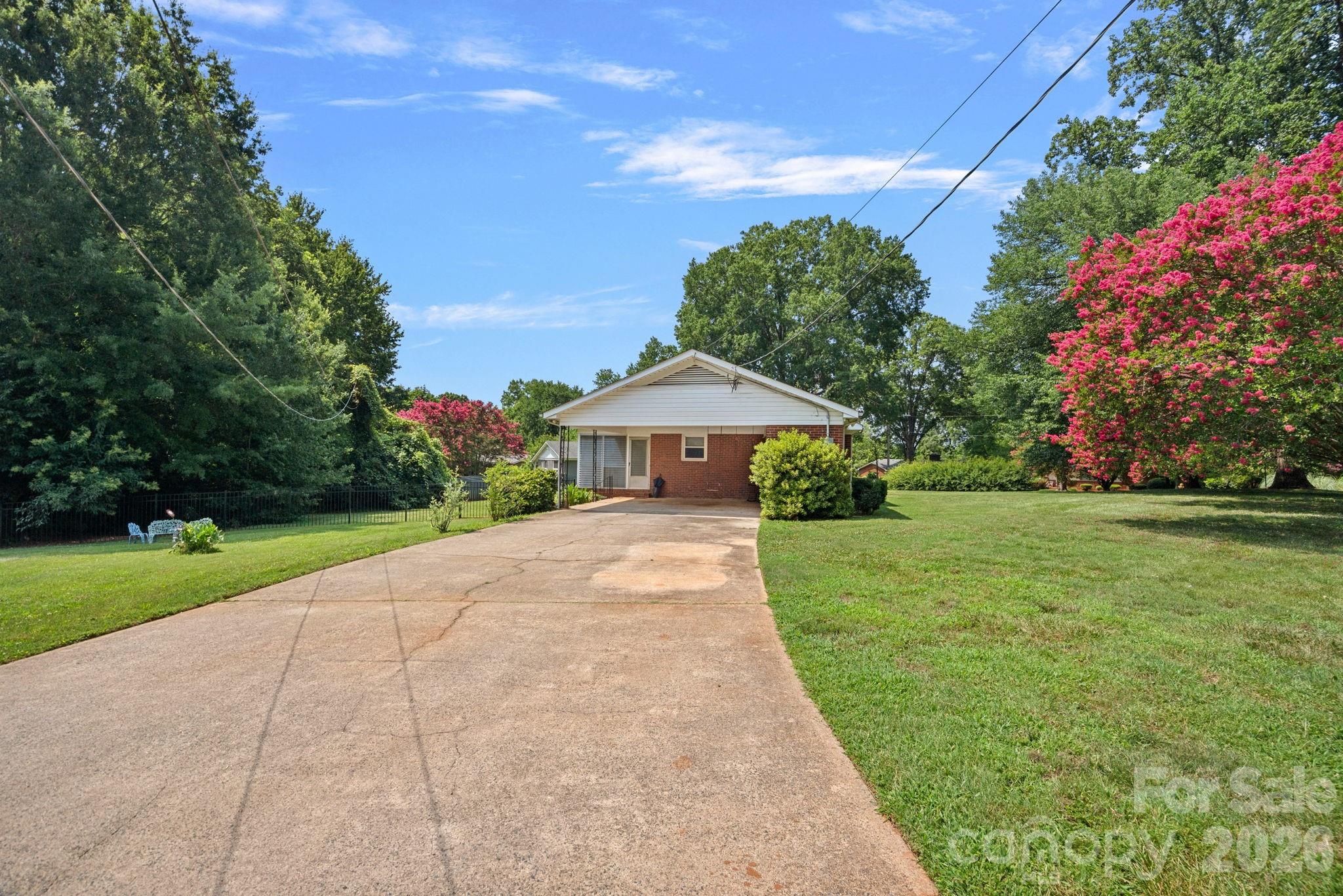 1600 Woodberry Road — Charlotte