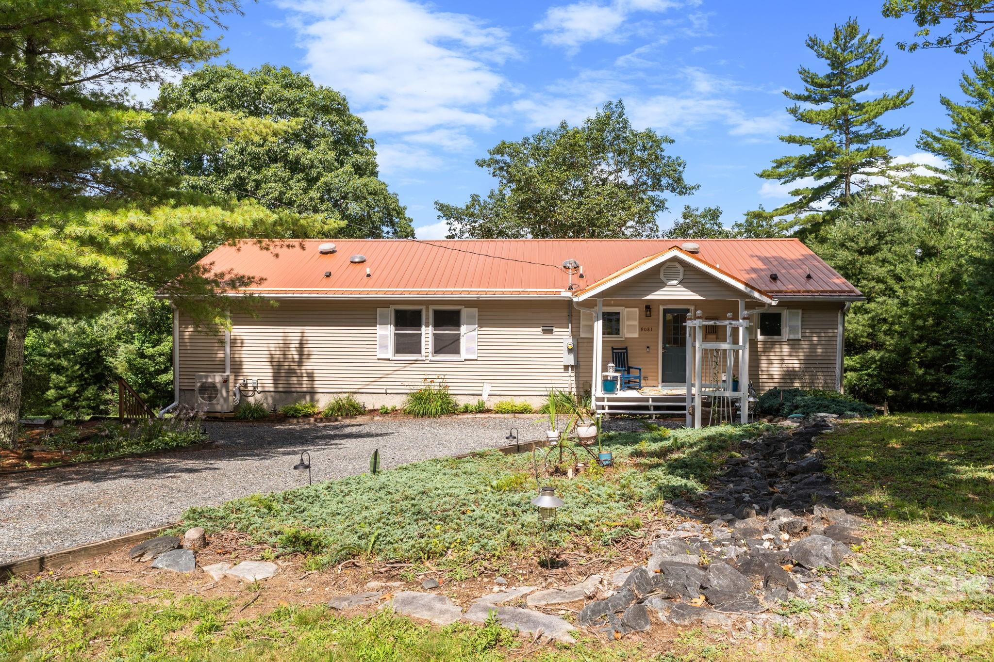 9081 Pittmans Gap Road — Newland