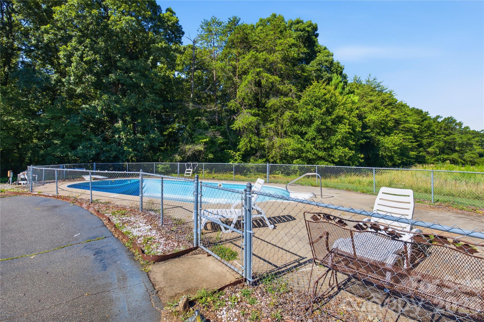 828 Ferry Road — Forest City