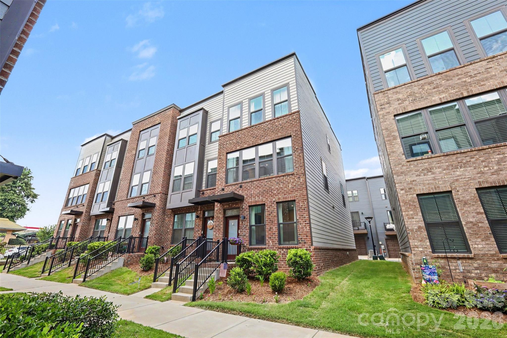 1018 Simcoe Lane — Charlotte