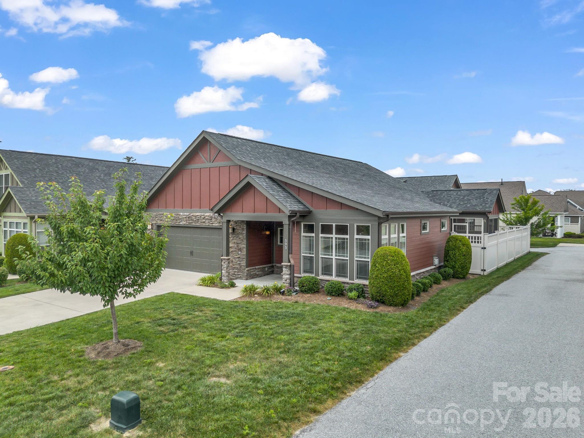 595 Summerfield Place — Flat Rock