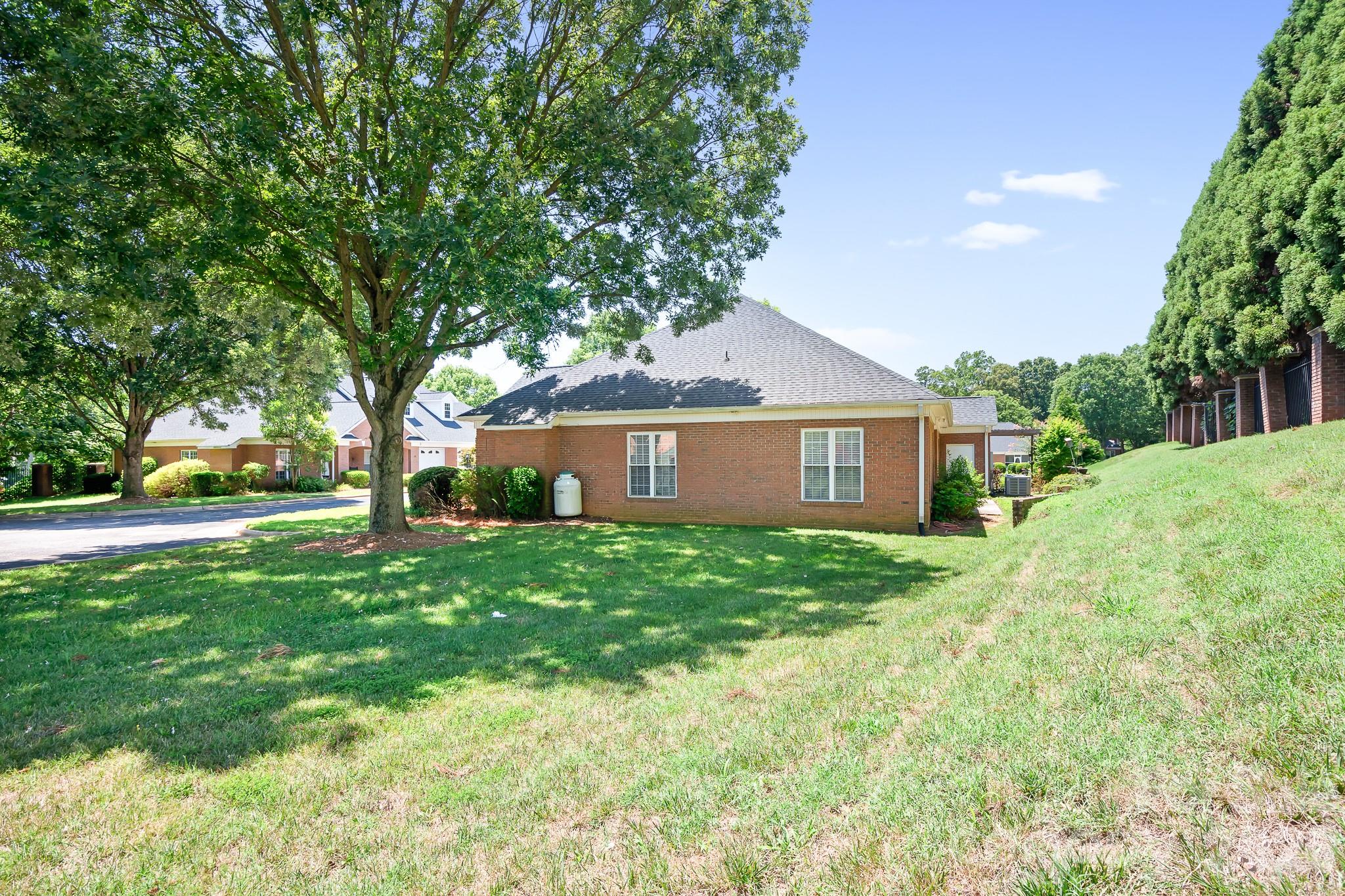 215 Knops Nob Road — Mooresville
