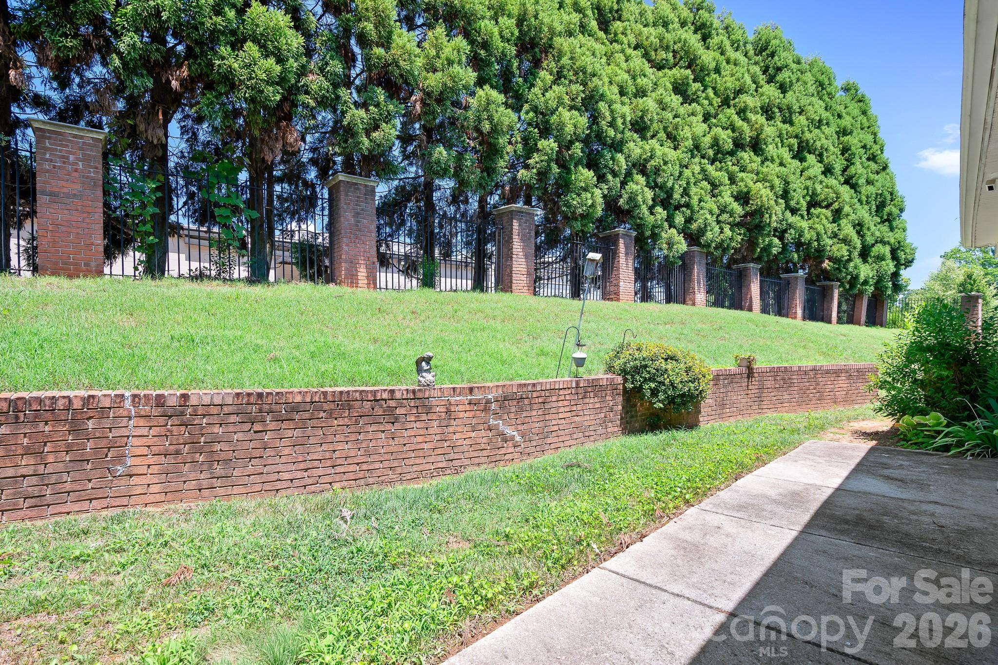 215 Knops Nob Road — Mooresville