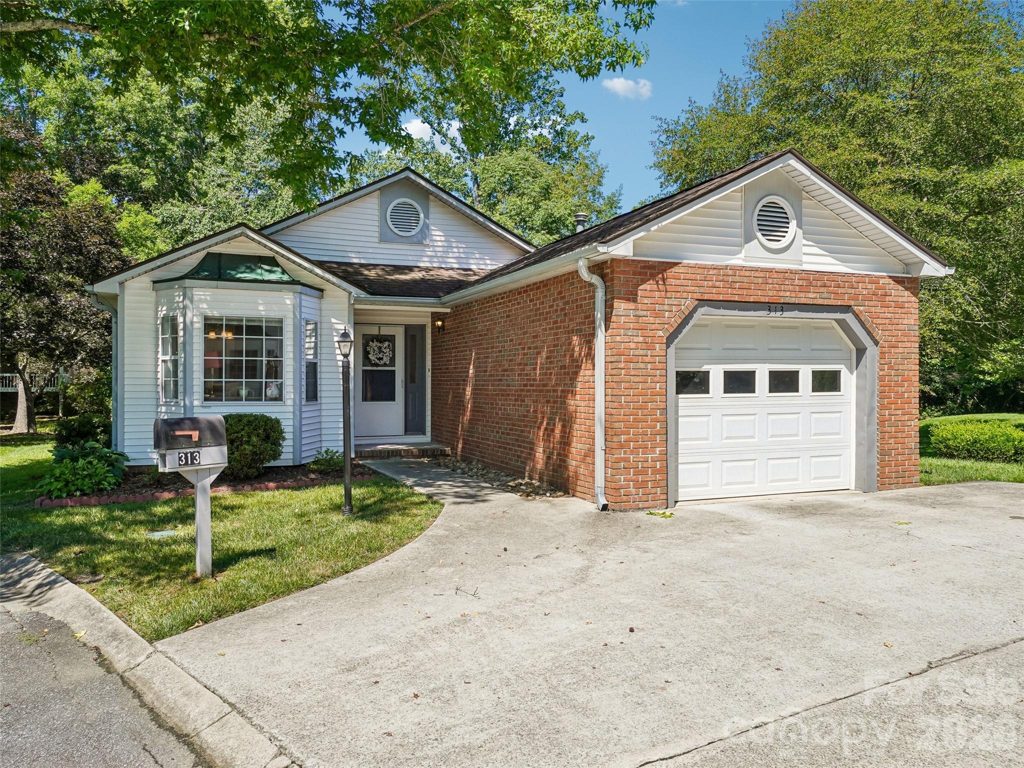 313 Somerton Court — Hendersonville