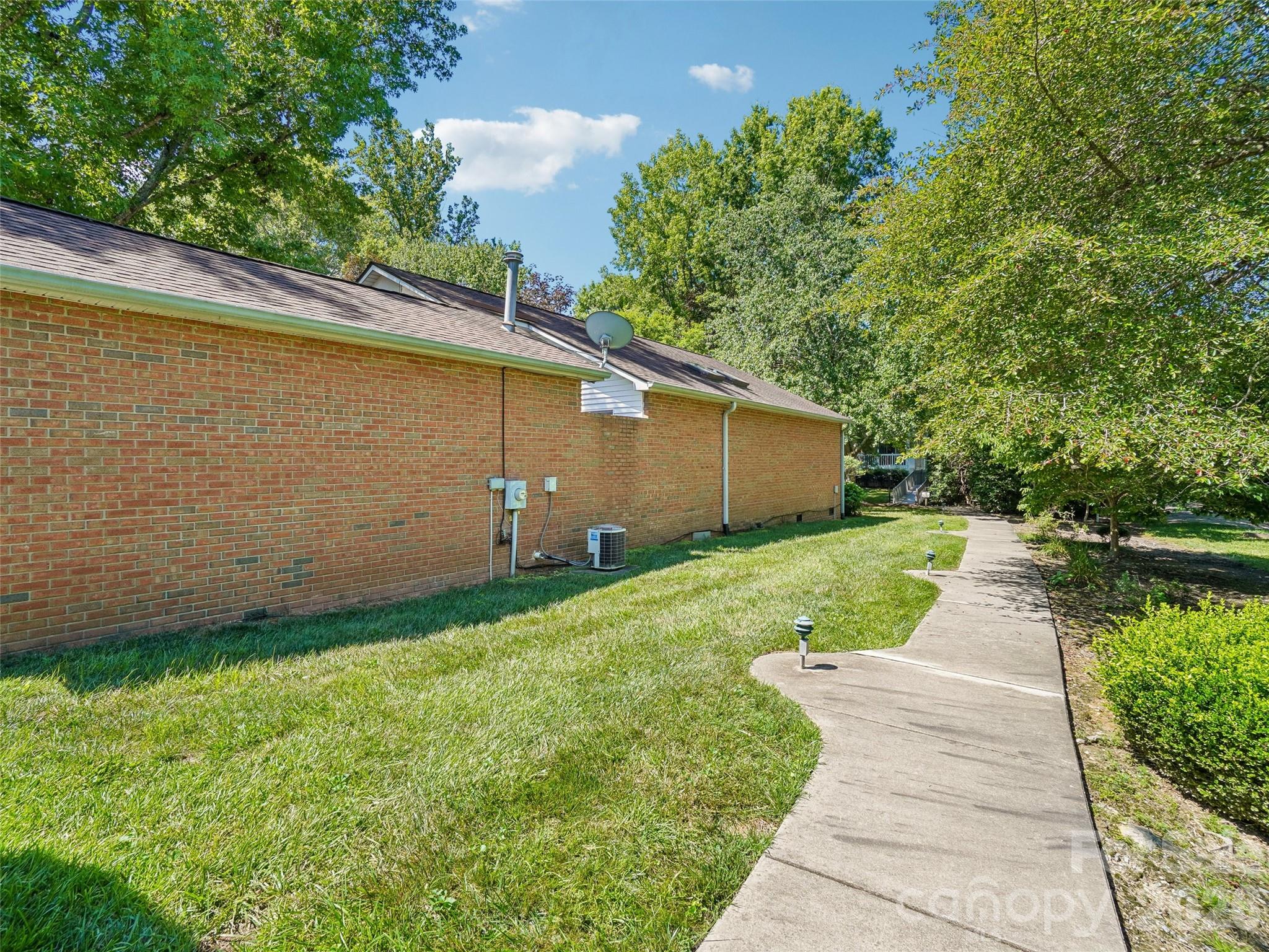 313 Somerton Court — Hendersonville