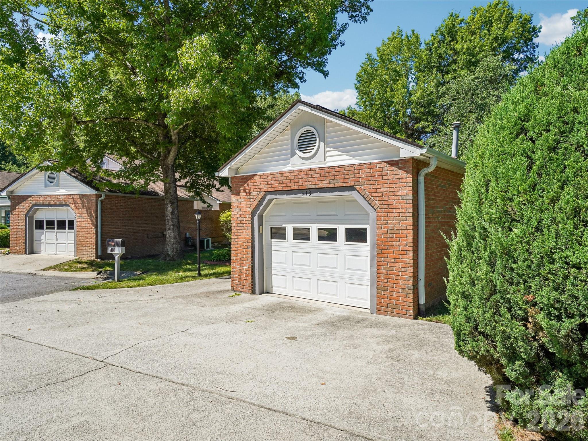 313 Somerton Court — Hendersonville