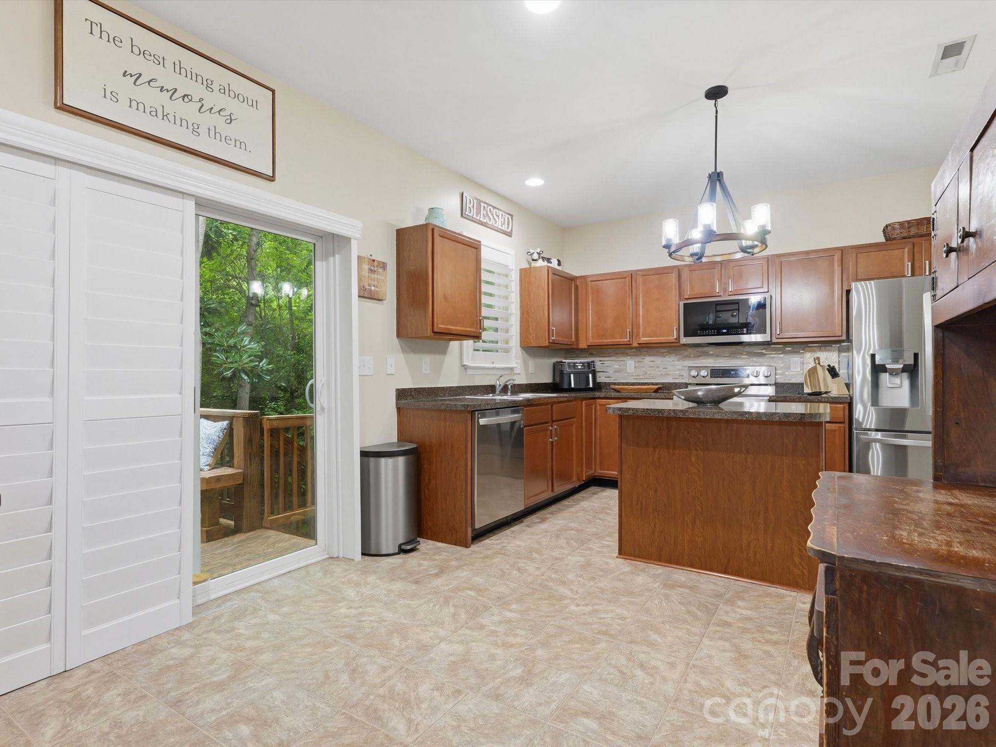 1566 Glenbar Court — Clover