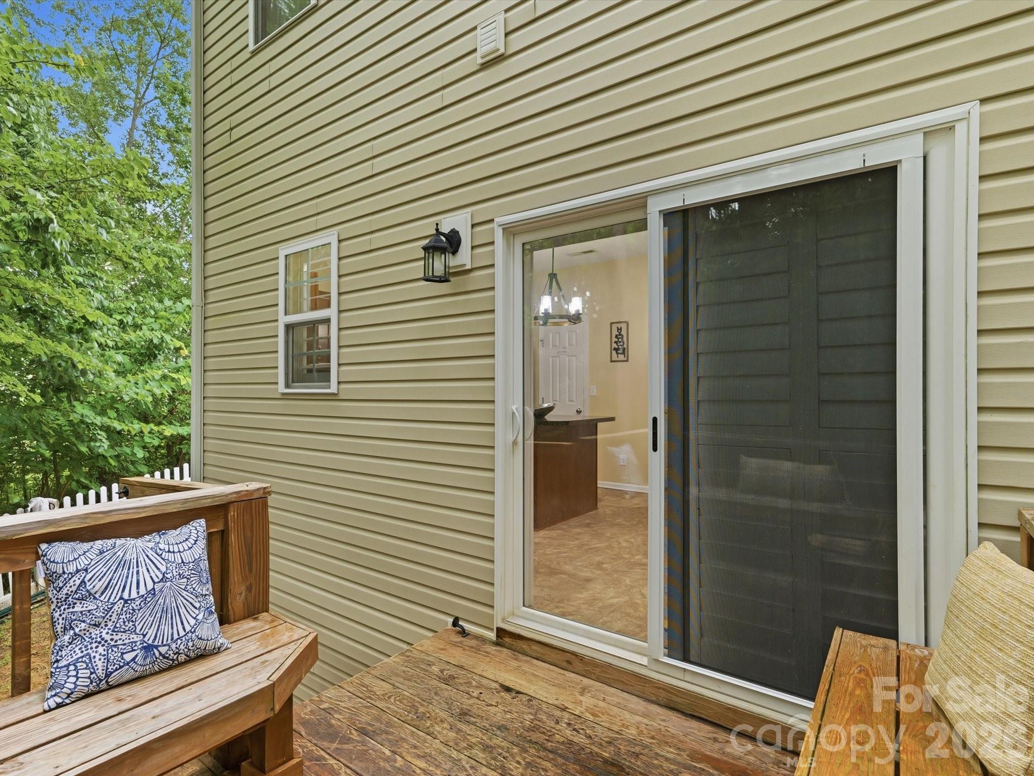 1566 Glenbar Court — Clover