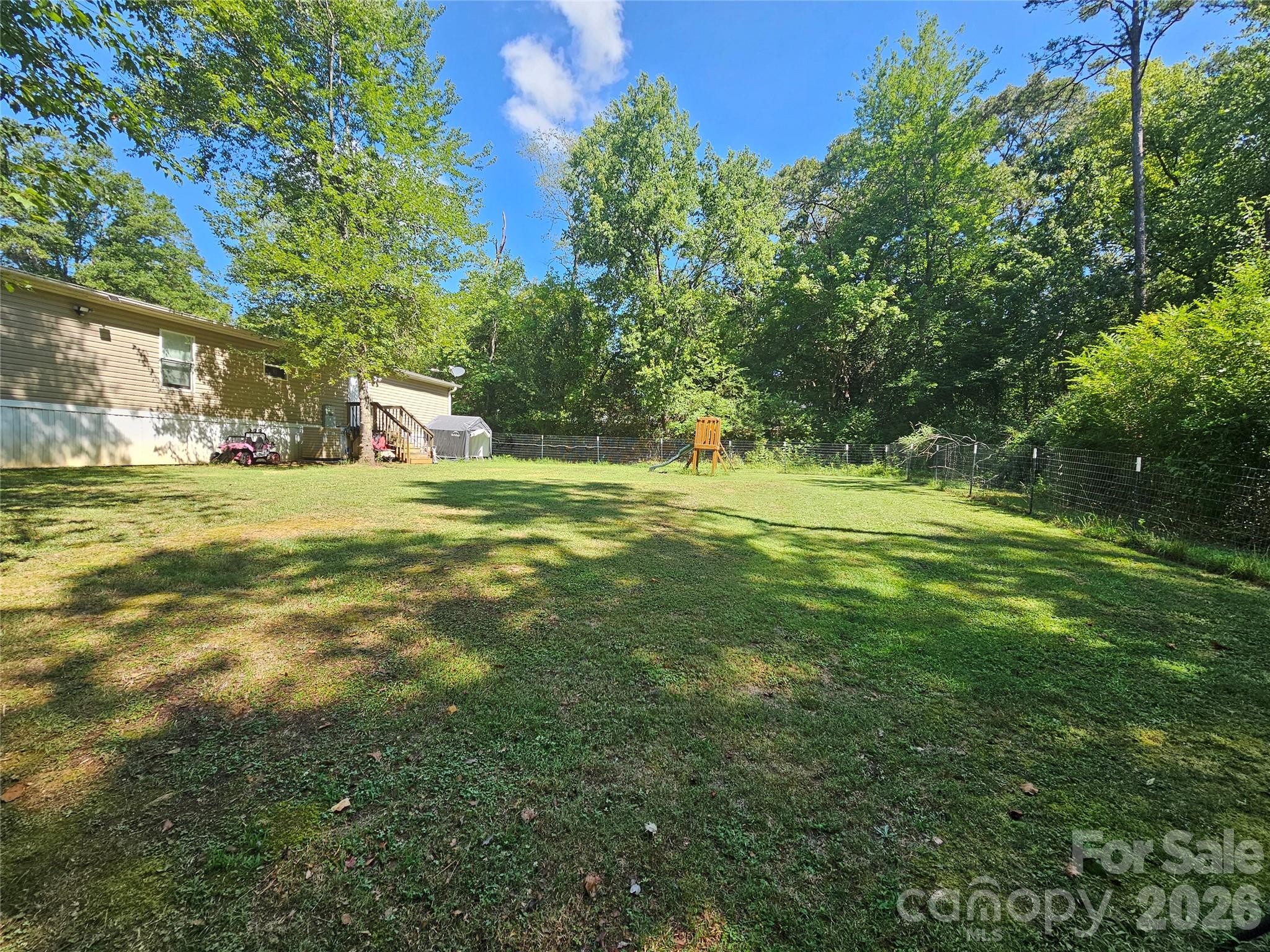 195 Hollywood Street — Forest City