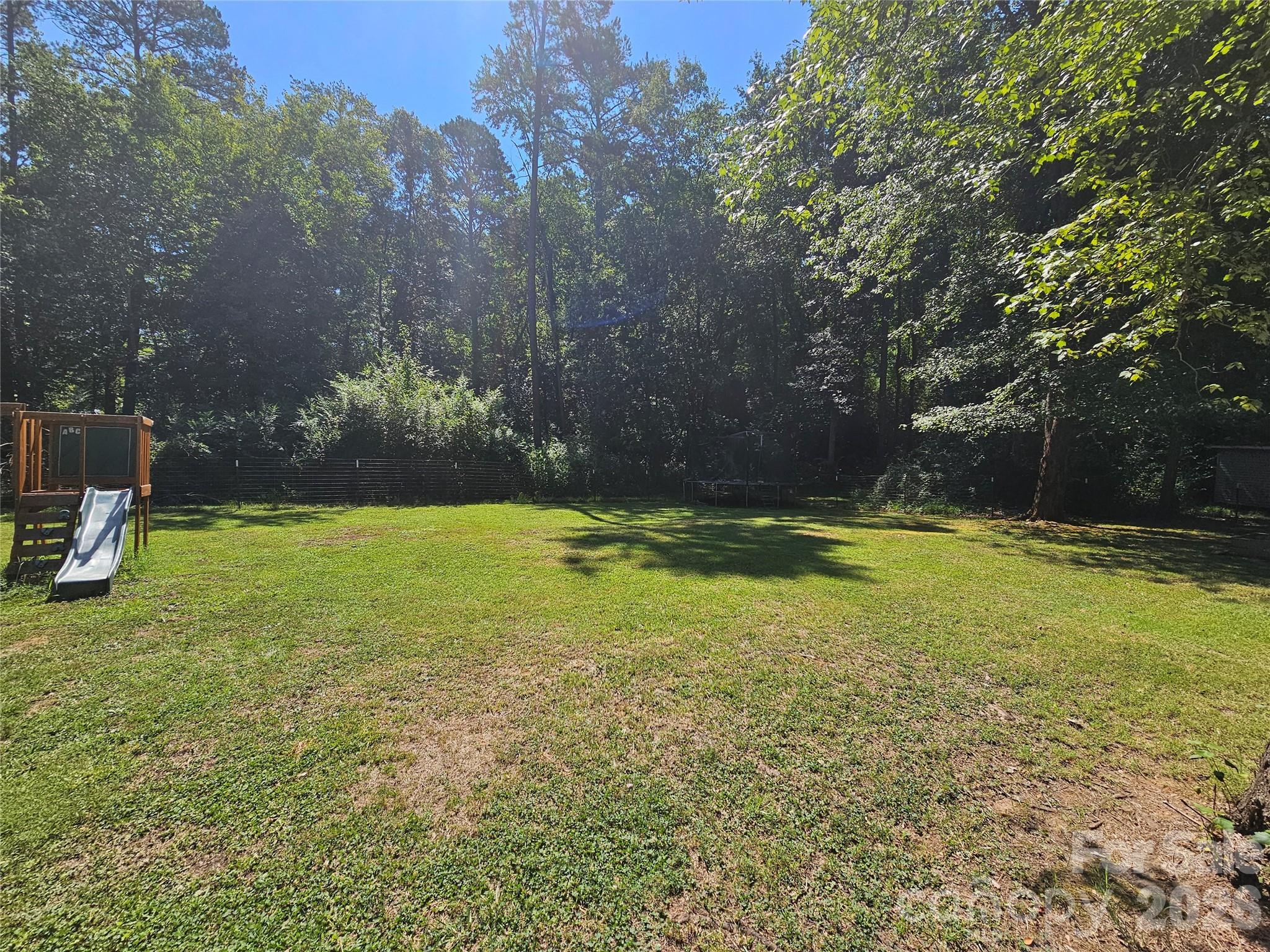 195 Hollywood Street — Forest City