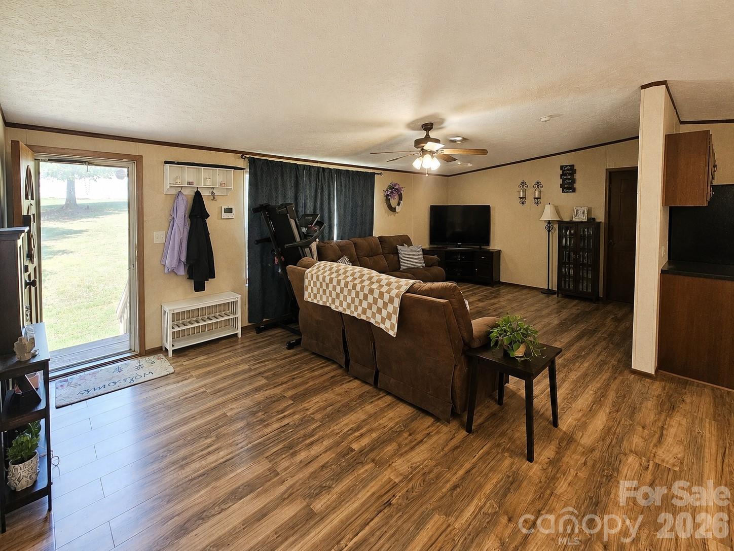 195 Hollywood Street — Forest City