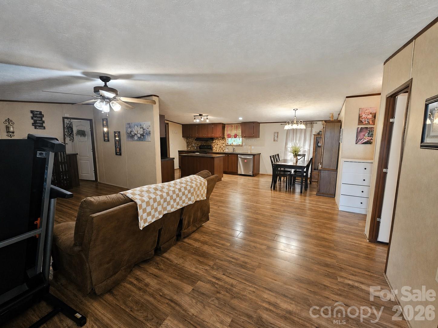 195 Hollywood Street — Forest City