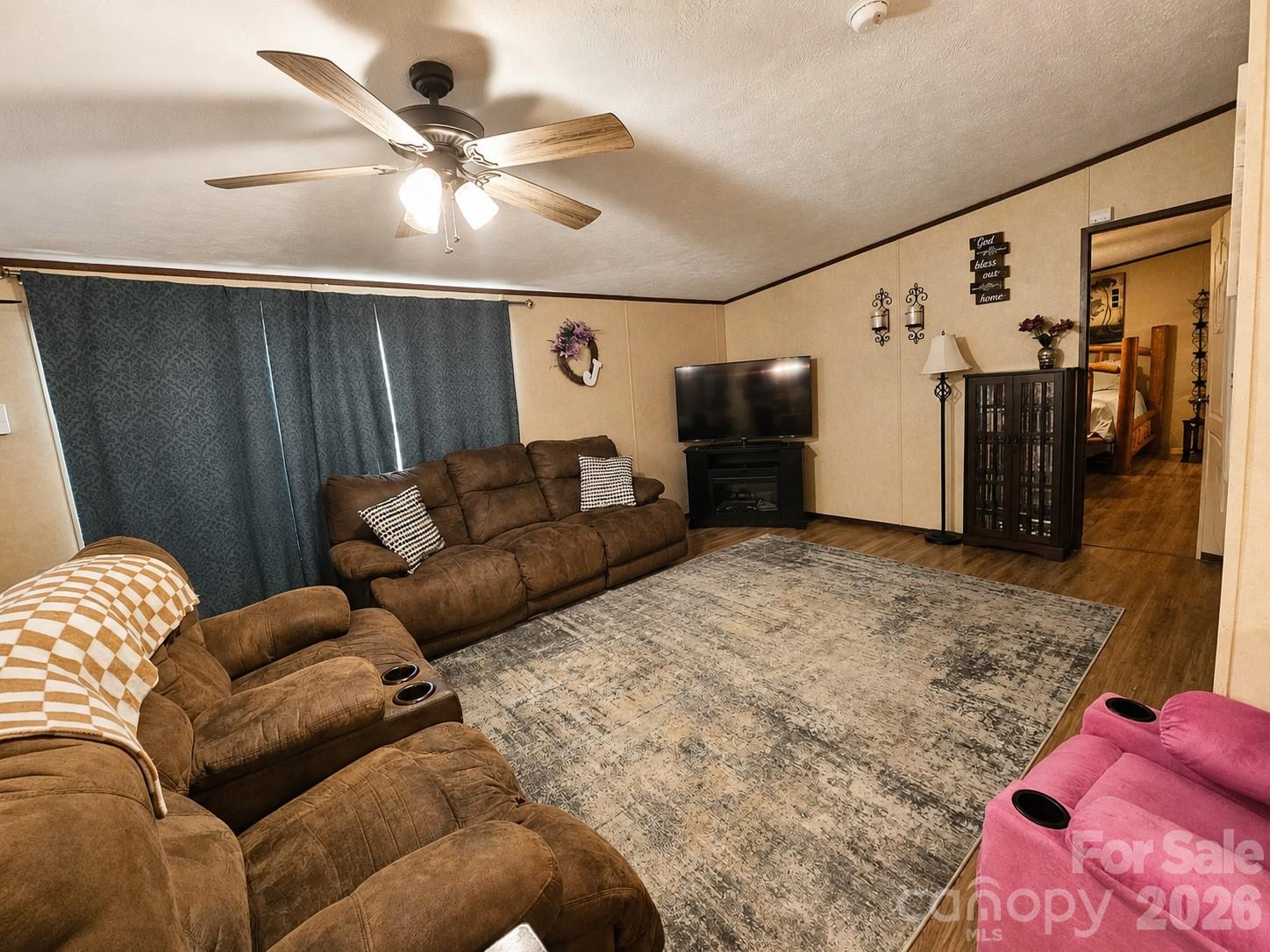 195 Hollywood Street — Forest City