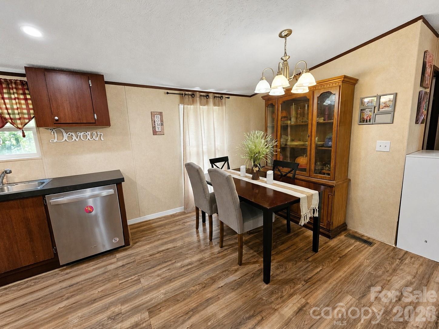 195 Hollywood Street — Forest City