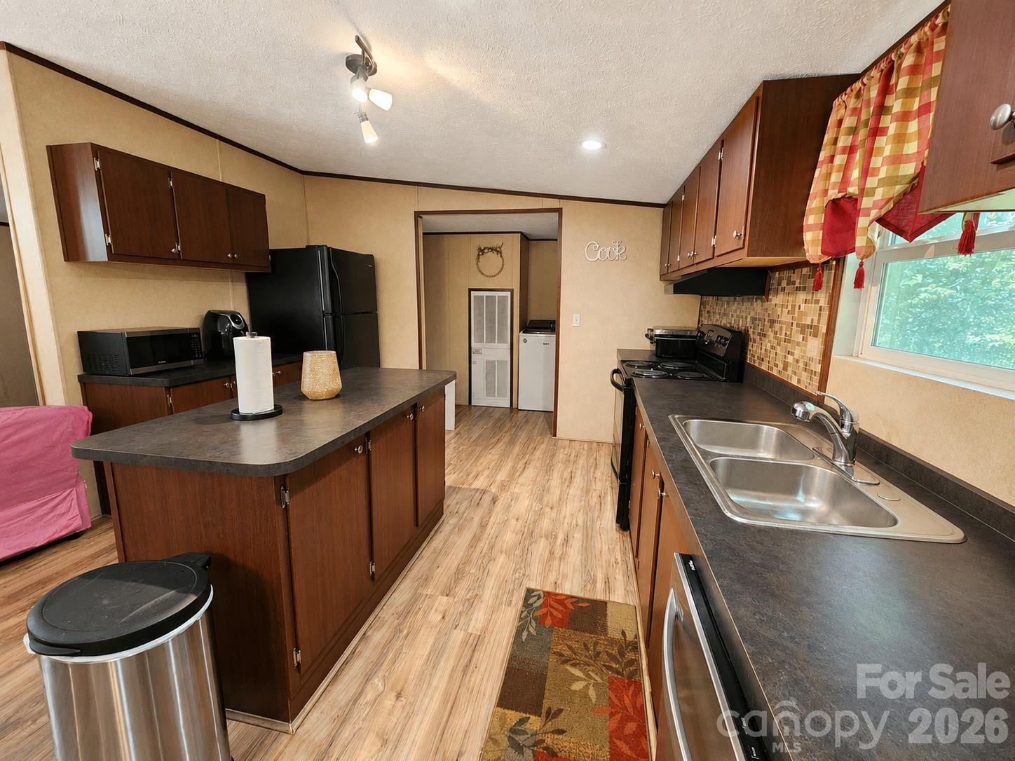 195 Hollywood Street — Forest City