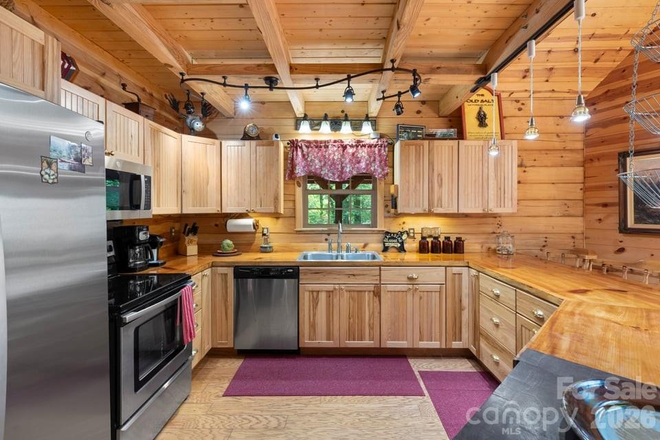 4435 Flat Mountain Road — Highlands