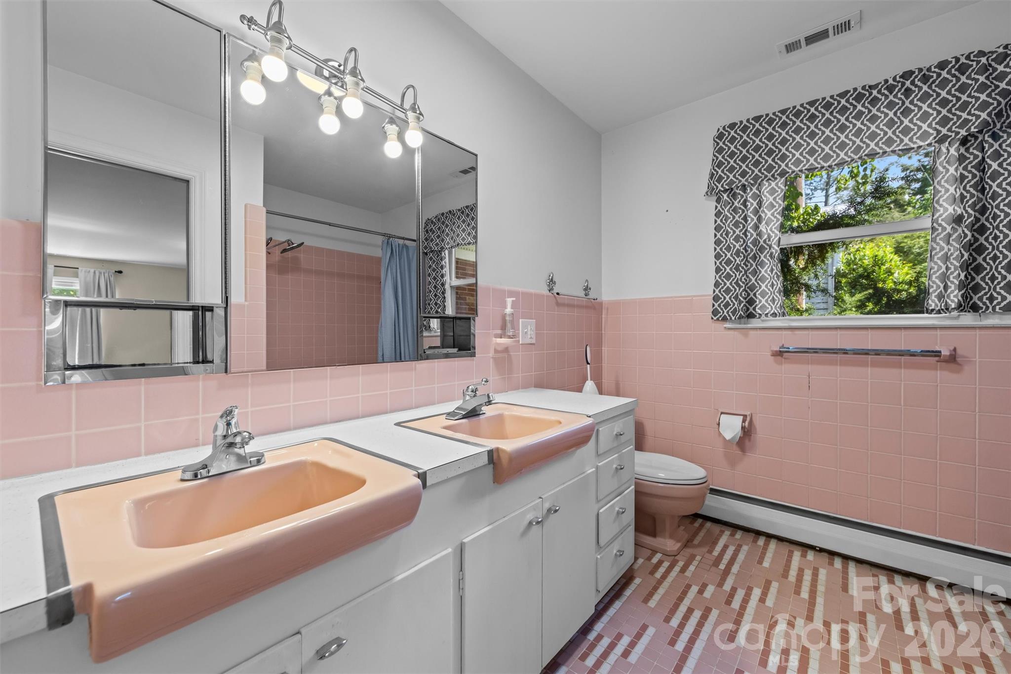 21 Hamburg Drive — Weaverville