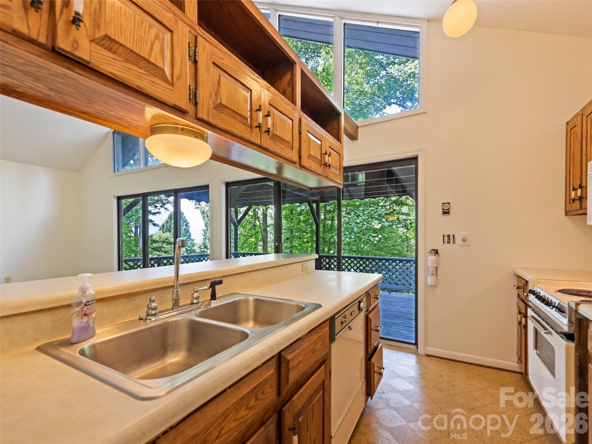 80 Merrie Way — Waynesville