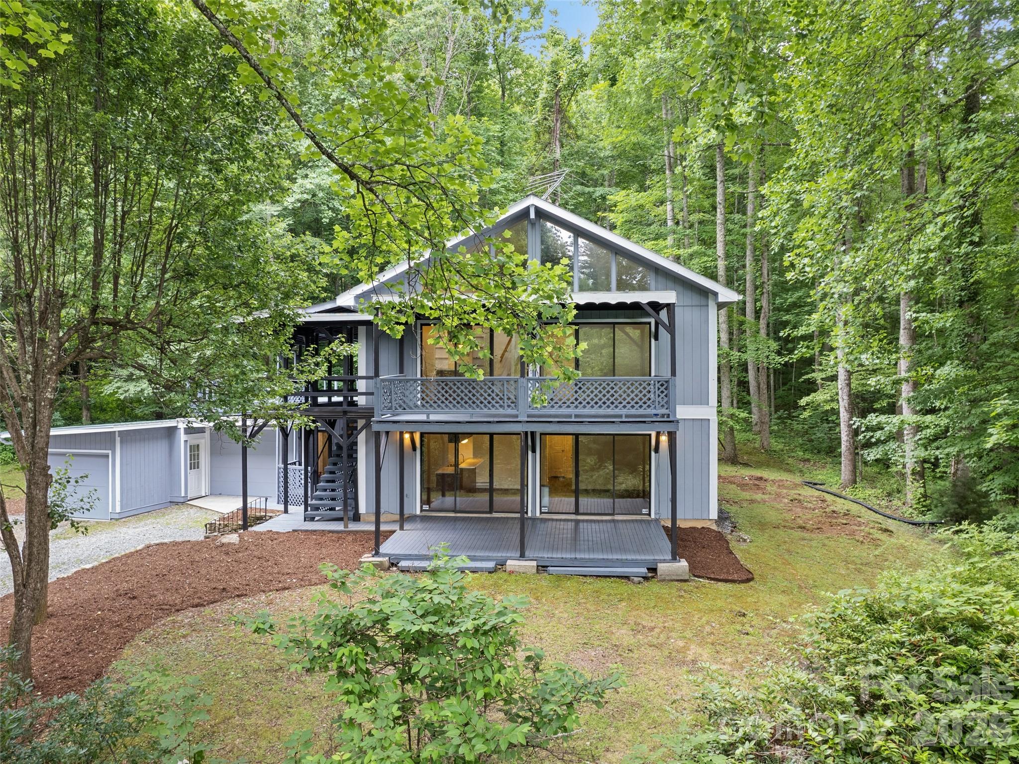 80 Merrie Way — Waynesville