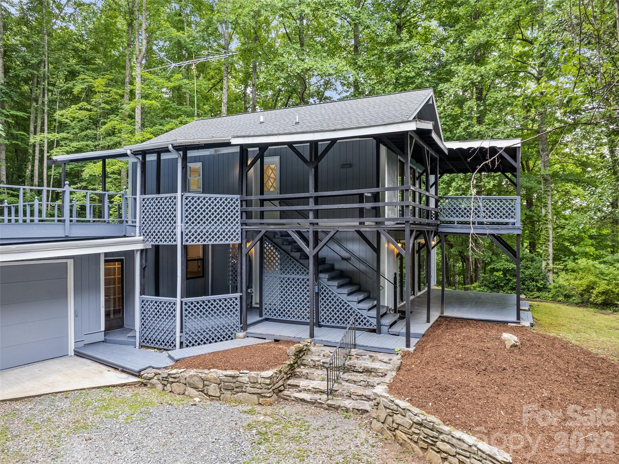80 Merrie Way — Waynesville