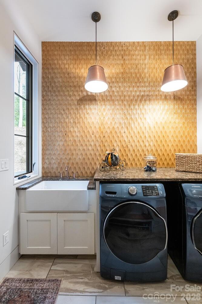 208 Glenroy Court — Flat Rock