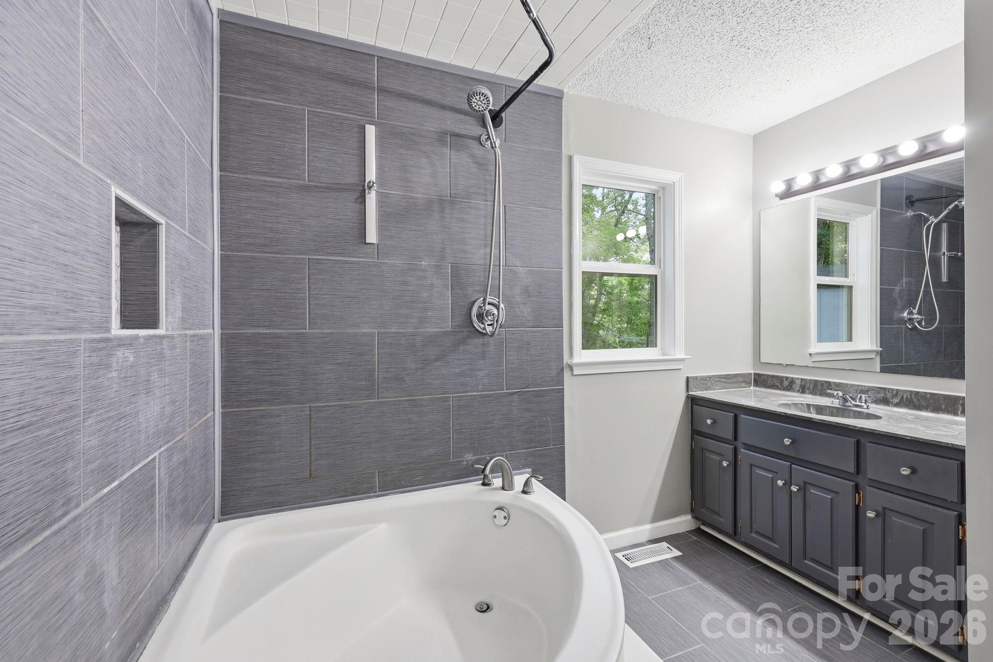 340 Oakwood Lane — Columbus