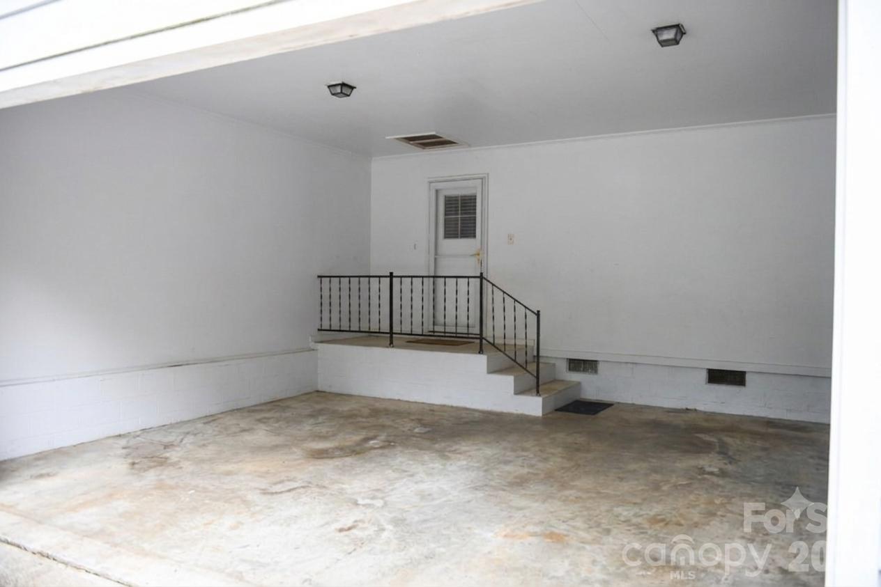 616 Pineview Lakes Road — Chester