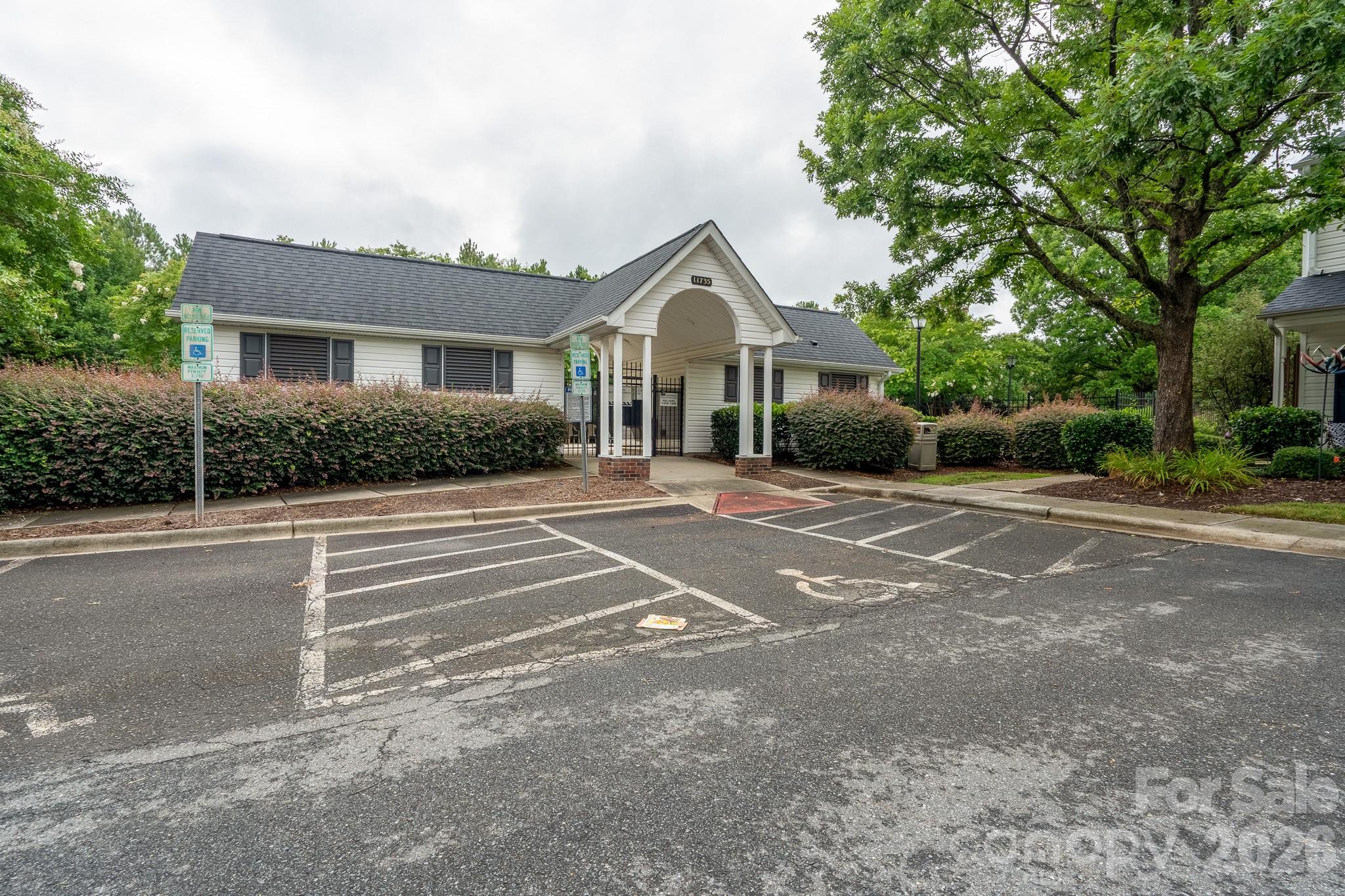 1929 Billingsville School Court — Charlotte