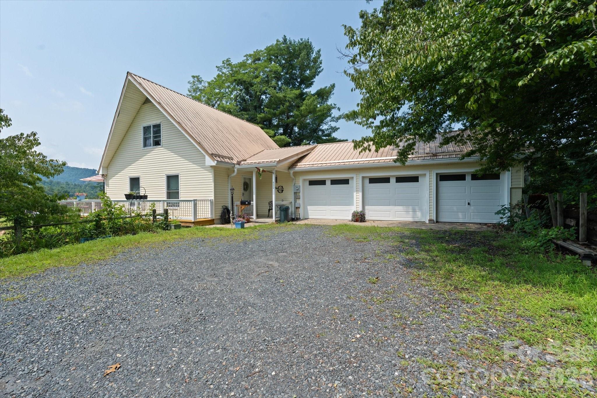 530 West Side Road — Burnsville