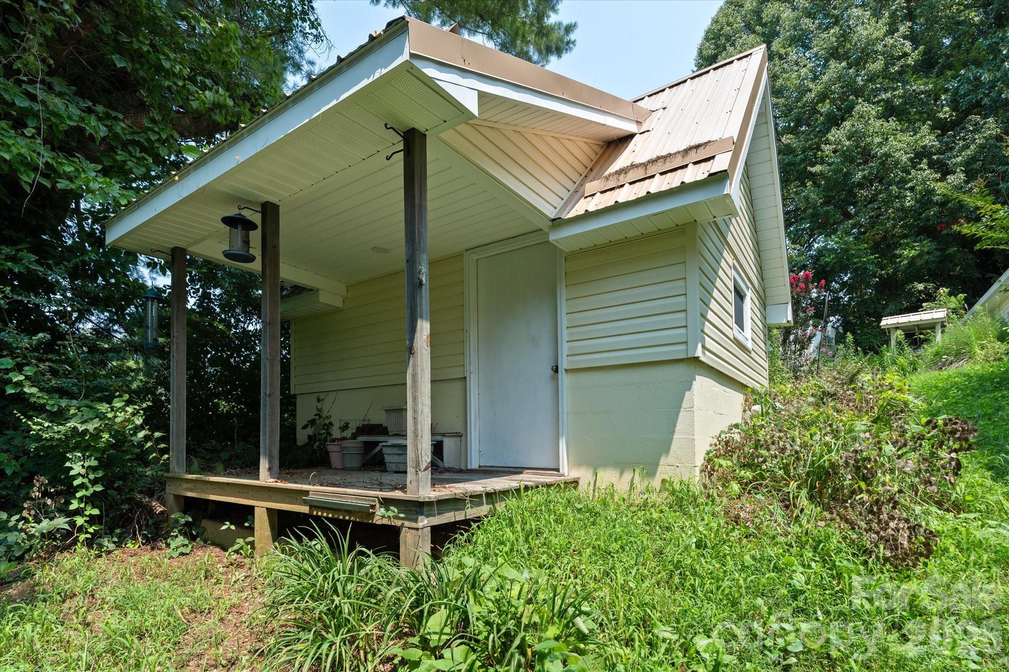 530 West Side Road — Burnsville