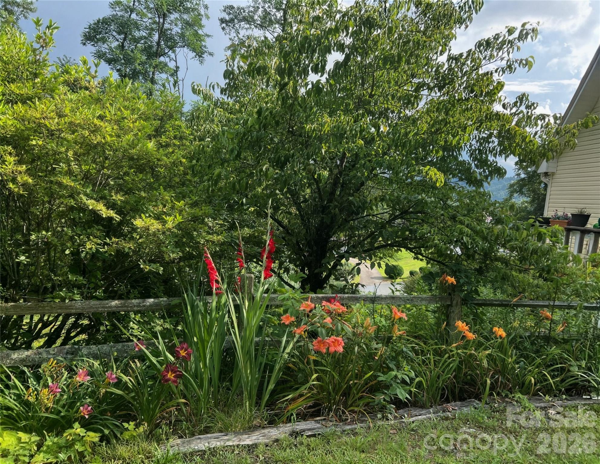 530 West Side Road — Burnsville