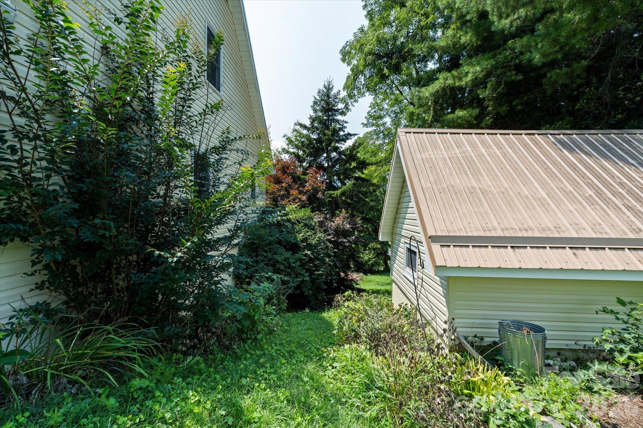 530 West Side Road — Burnsville