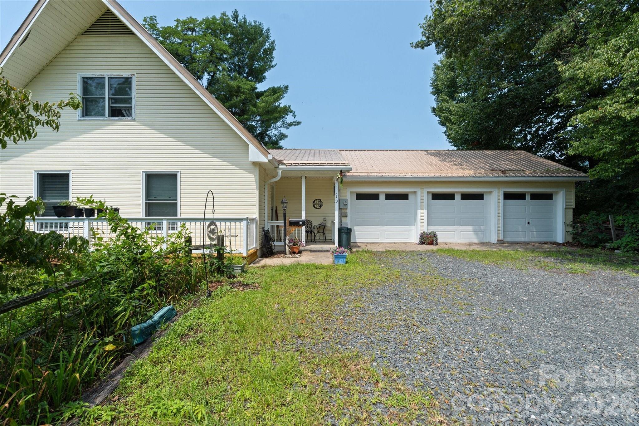 530 West Side Road — Burnsville