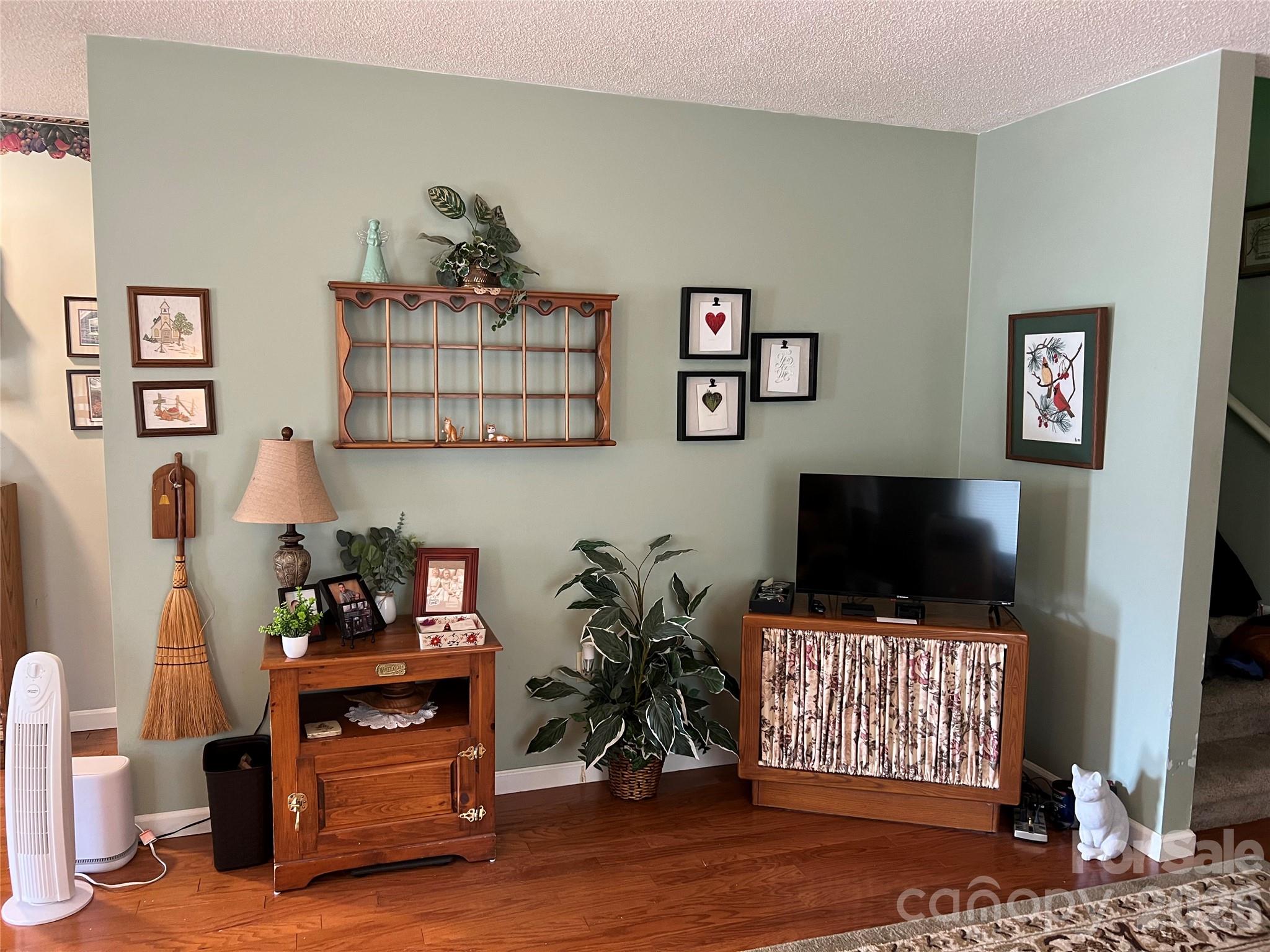 530 West Side Road — Burnsville