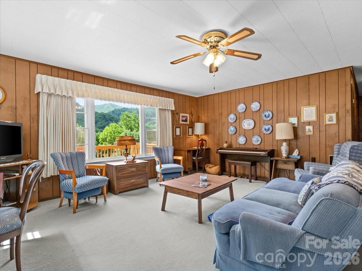 198 Florida Hill Drive — Green Mountain