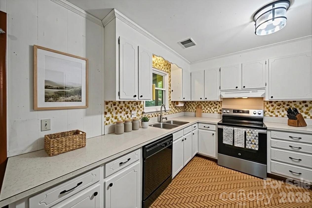 323 Meadowbrook Drive — Matthews