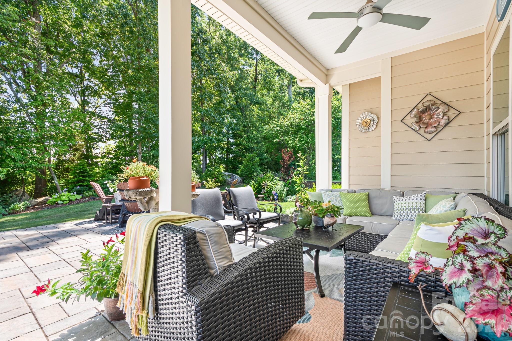 7142 Hanging Rock Court — Denver